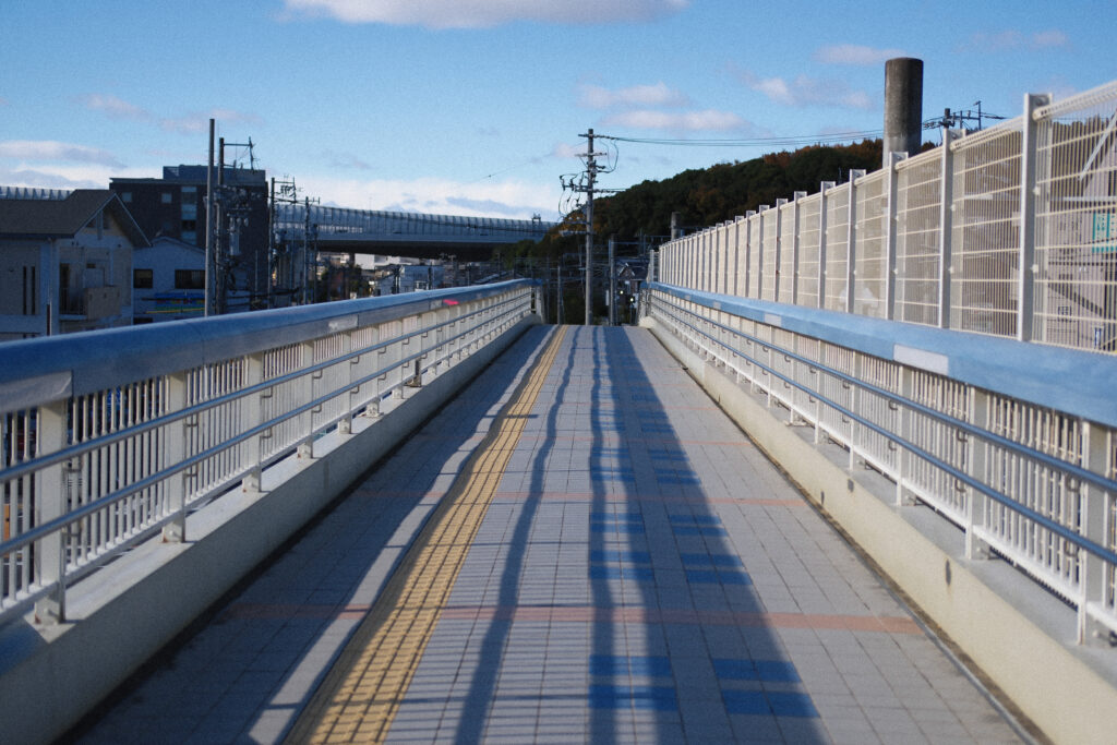 駅から街へ通じる陸橋