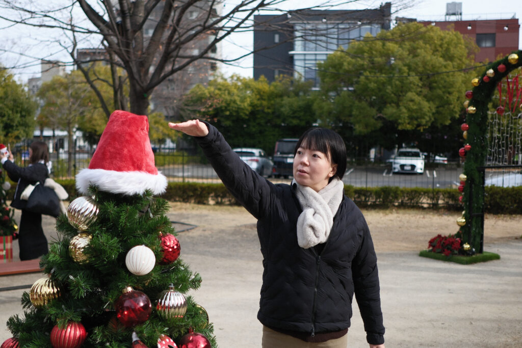 ツリーと背比べする奥さん