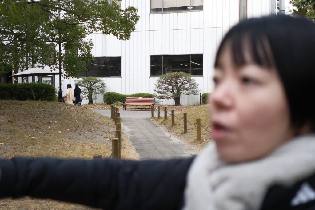 鳩の方を指差す奥さん