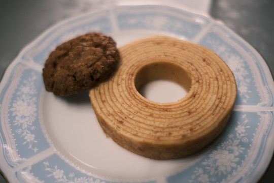 シャトレーゼのバームクーヘンとからす麦のクッキー