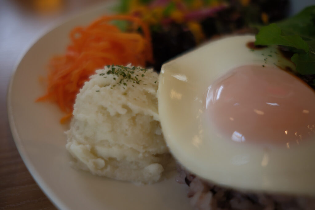 グルテンフリーのカフェ「コルポ」のハンバーグロコモコランチ