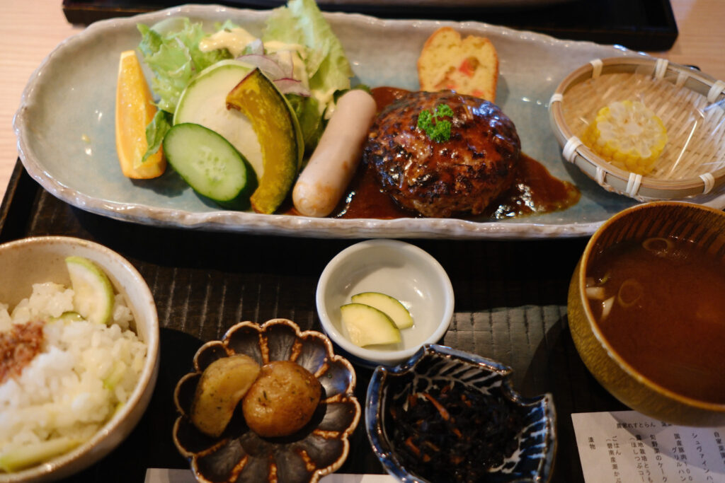 国産豚肉100%のグリルハンバーグ